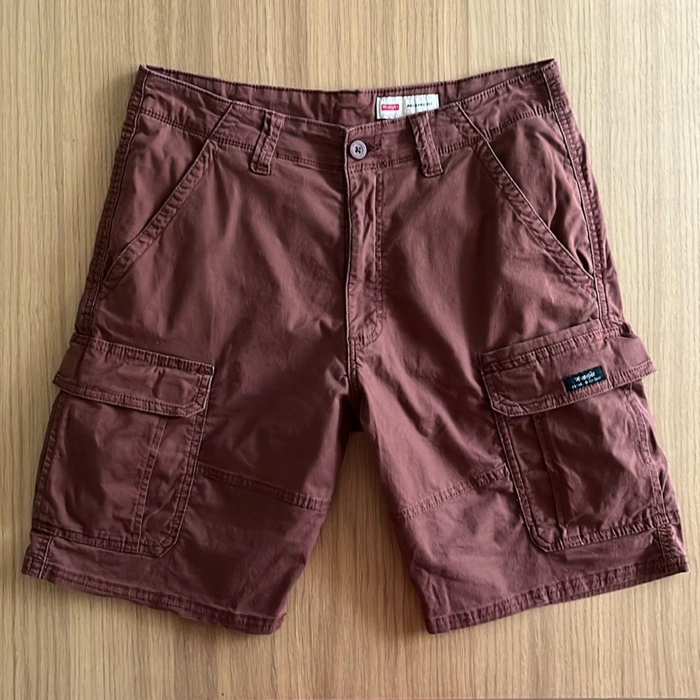 Wrangler, Men’s cotton cargo Shorts, brown relaxed fit, size 32